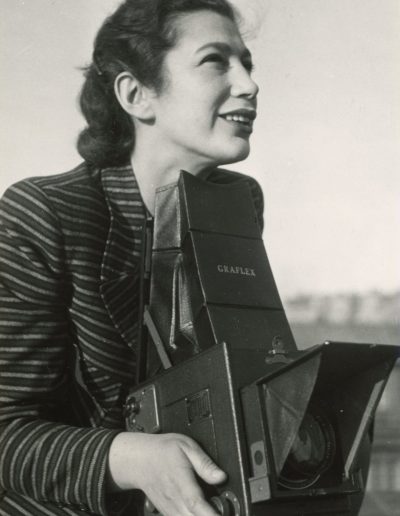 Anna Riwkin med kamera cirka 1945. Fotograferad av Erik Brandius.